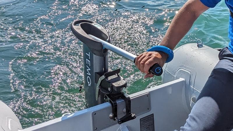 Temo-1000 electric outboard motor on the go