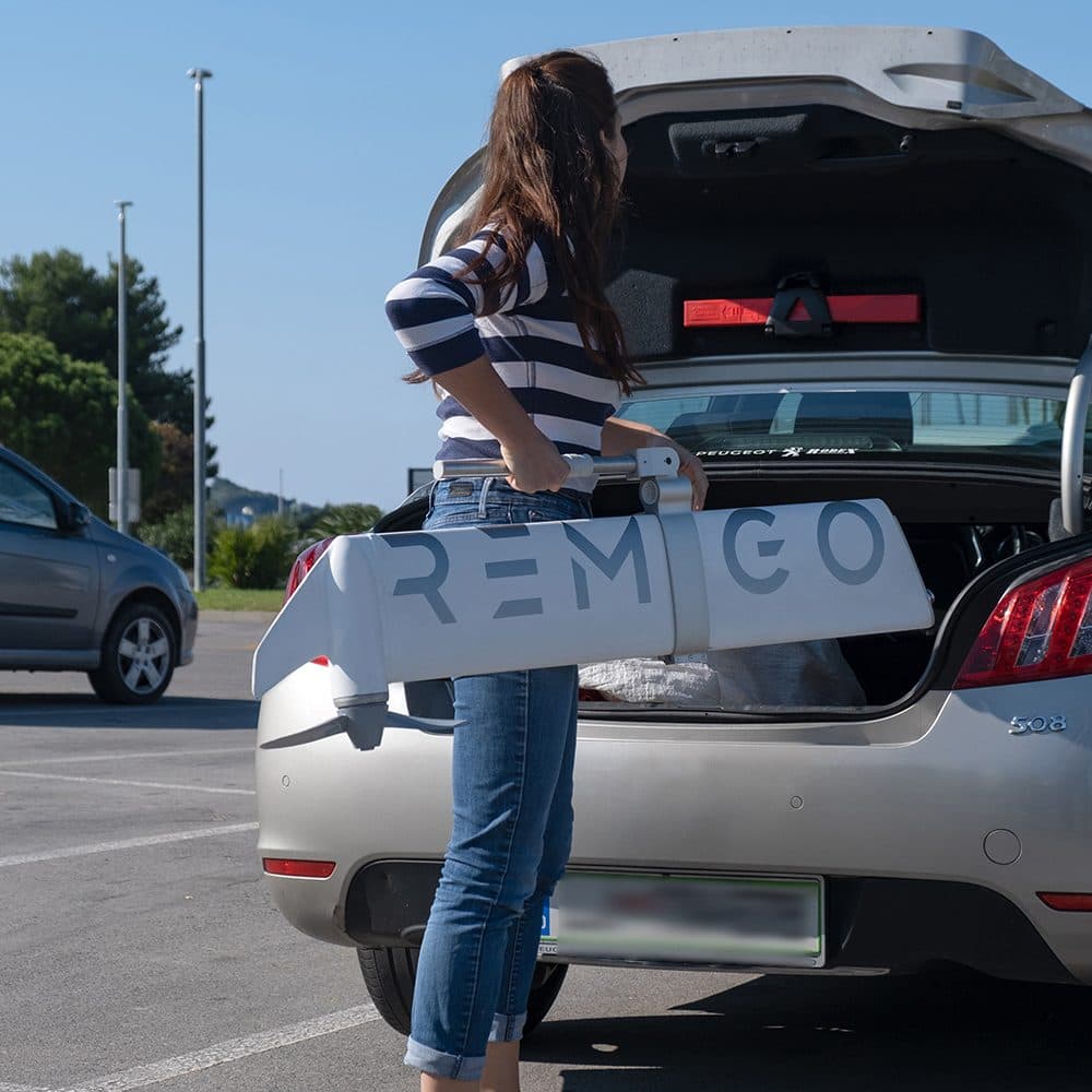 Picture showcasing light weight of Remigo One