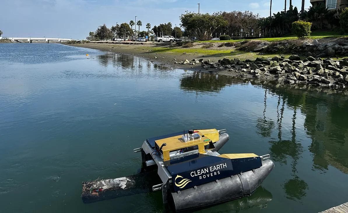 Clean Earth Rovers - Clean-up boat