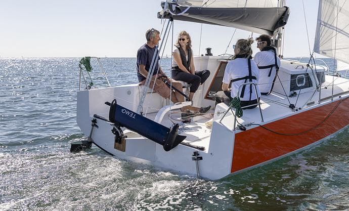 Image depicting how TEMO-1000 can be stored parallel to the transom