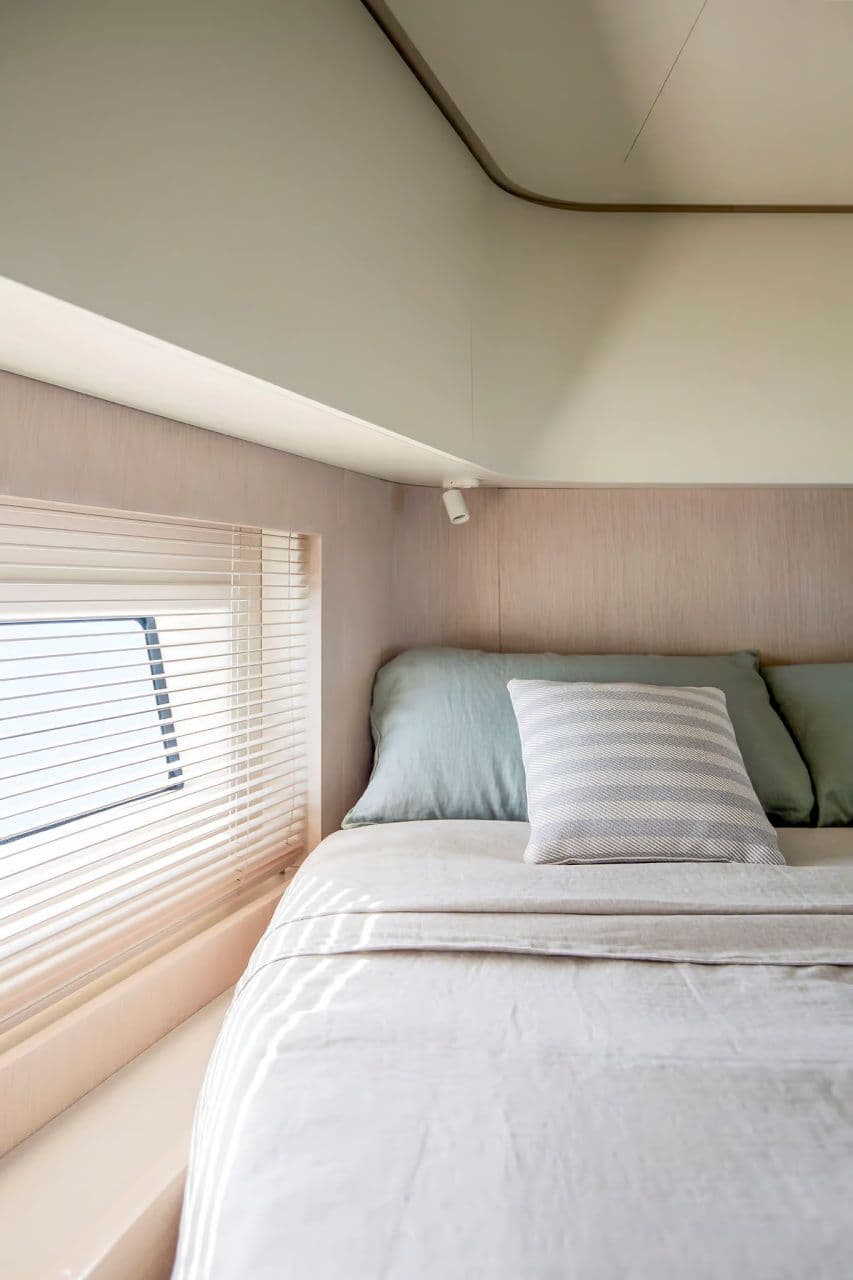 Vip cabin Azimut Seadeck 6